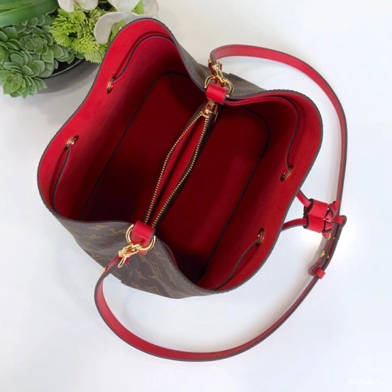 First bag ru VUITTON NÉONOÉ LOUIS 0809